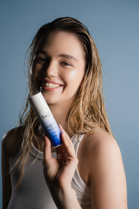 usmiechnieta kobieta trzyma przed sobą w ręce Hagi Aqua Zone Odżywczo-Nawilżający Krem na Noc 50 ml