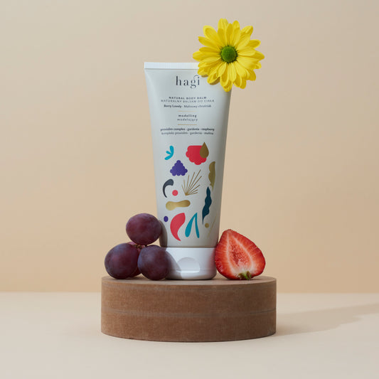 Hagi Balsam do Ciała Malinowy Chruśniak 200ml na drewnianej podstawce w naturalnej scenerii