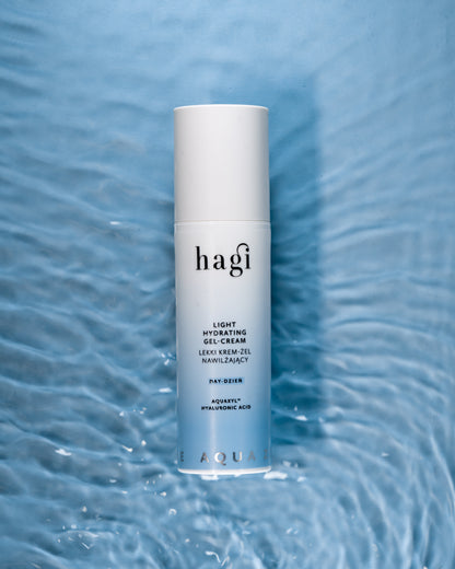 Hagi Aqua Zone Lekki Krem-Żel Nawilżający na Dzień 50 ml, który leży na tafli wody, co symbolizuje linię produktową aqua